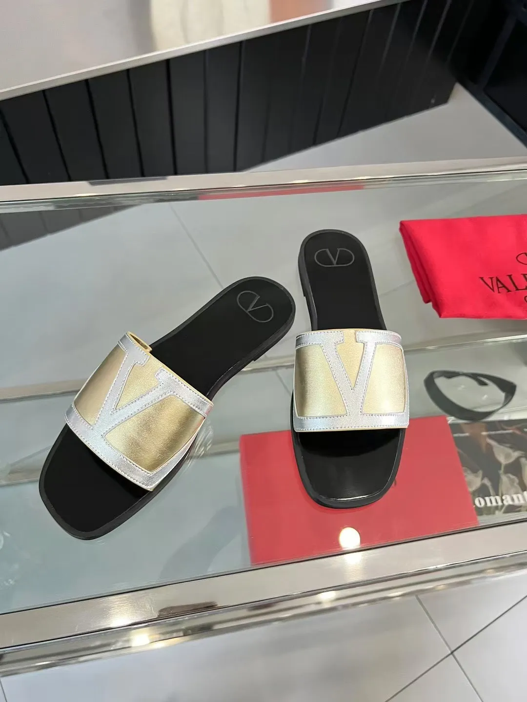 👟👟Ex-factory price 340👟👟 Valentino, 25 new spring and summer Valentino color-blocked flat flops, sizes 35-43